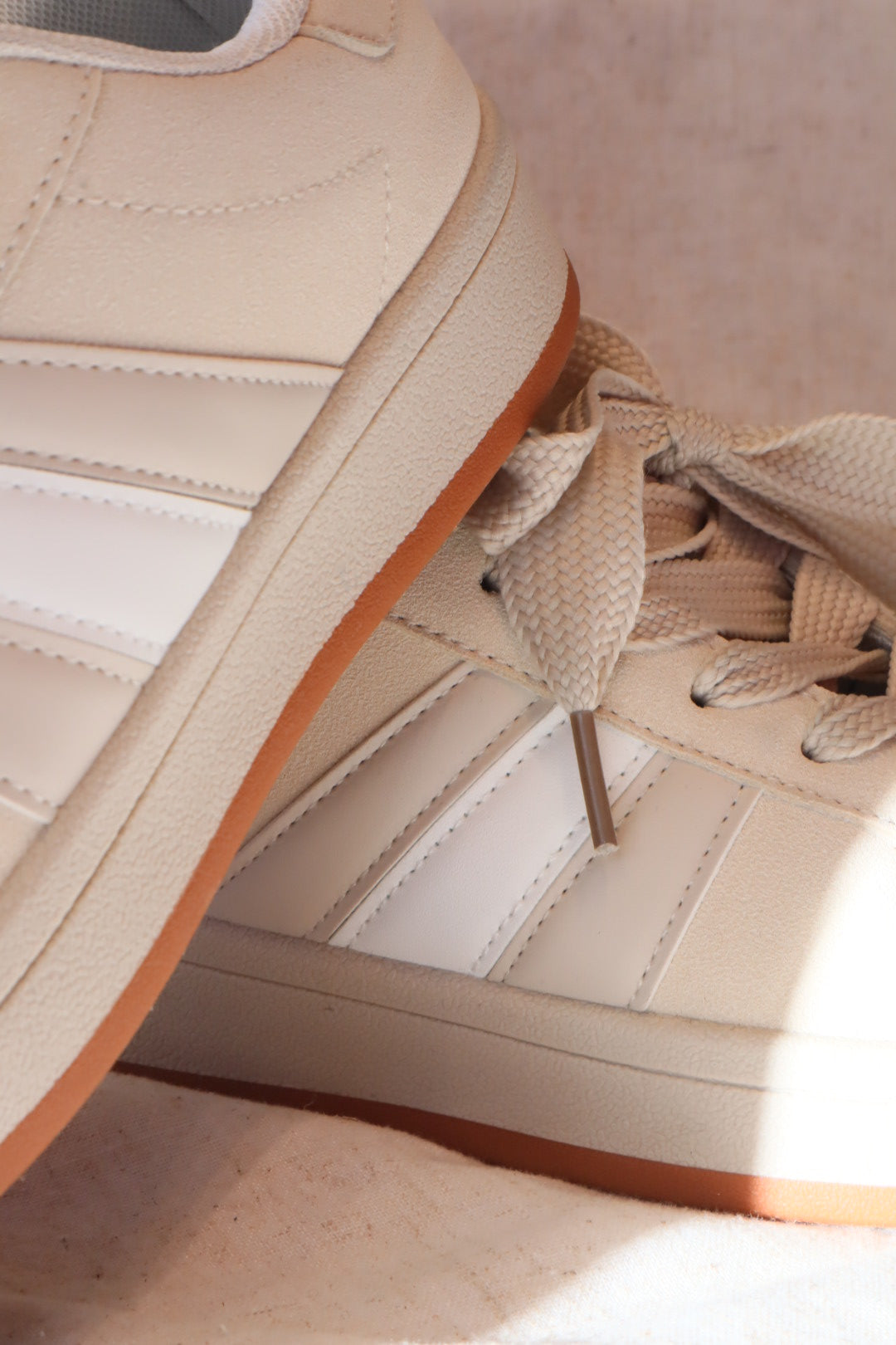 Stylischer Frühlingssneaker in Beige