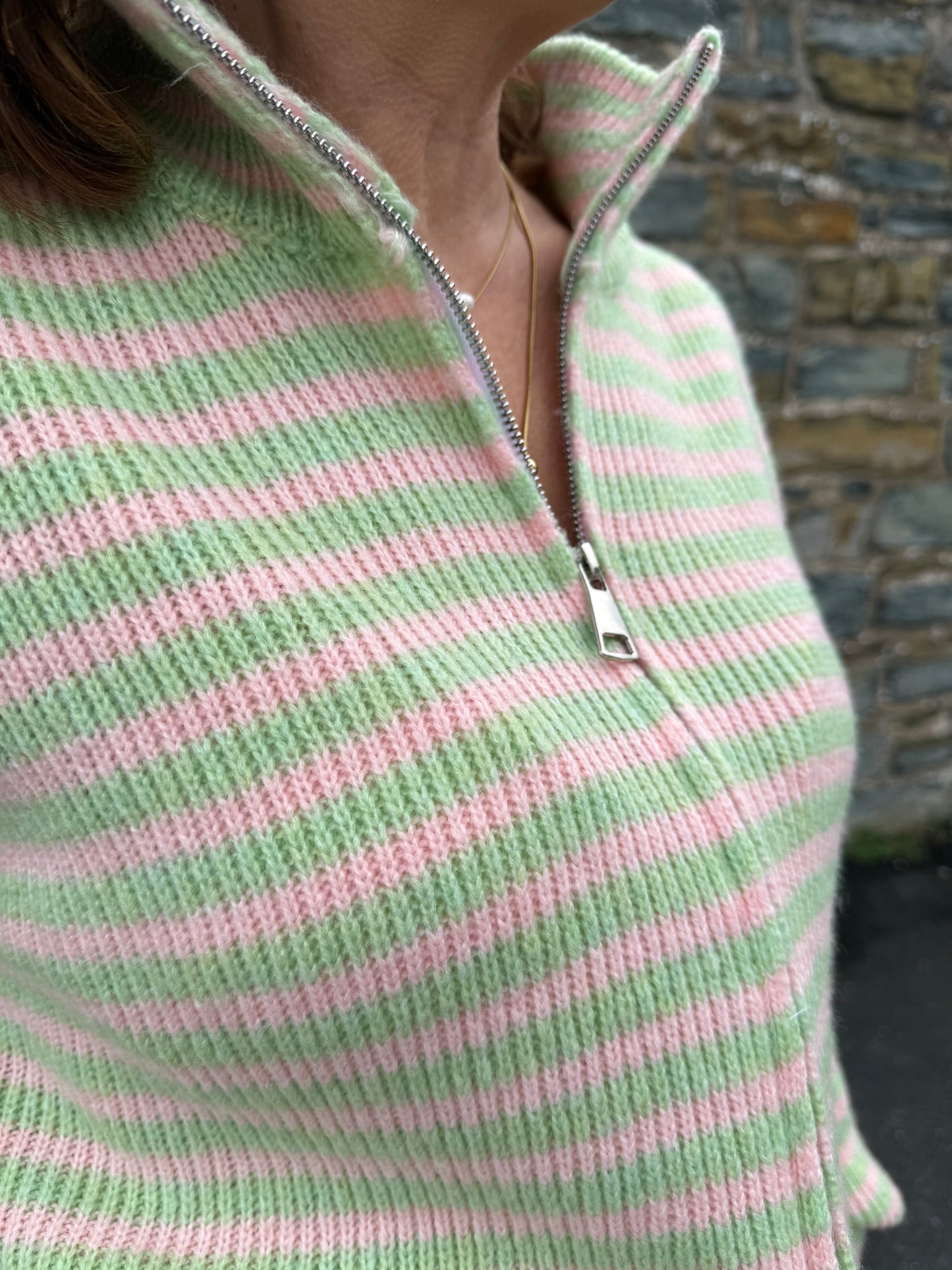 Gestreifter Strickpullover