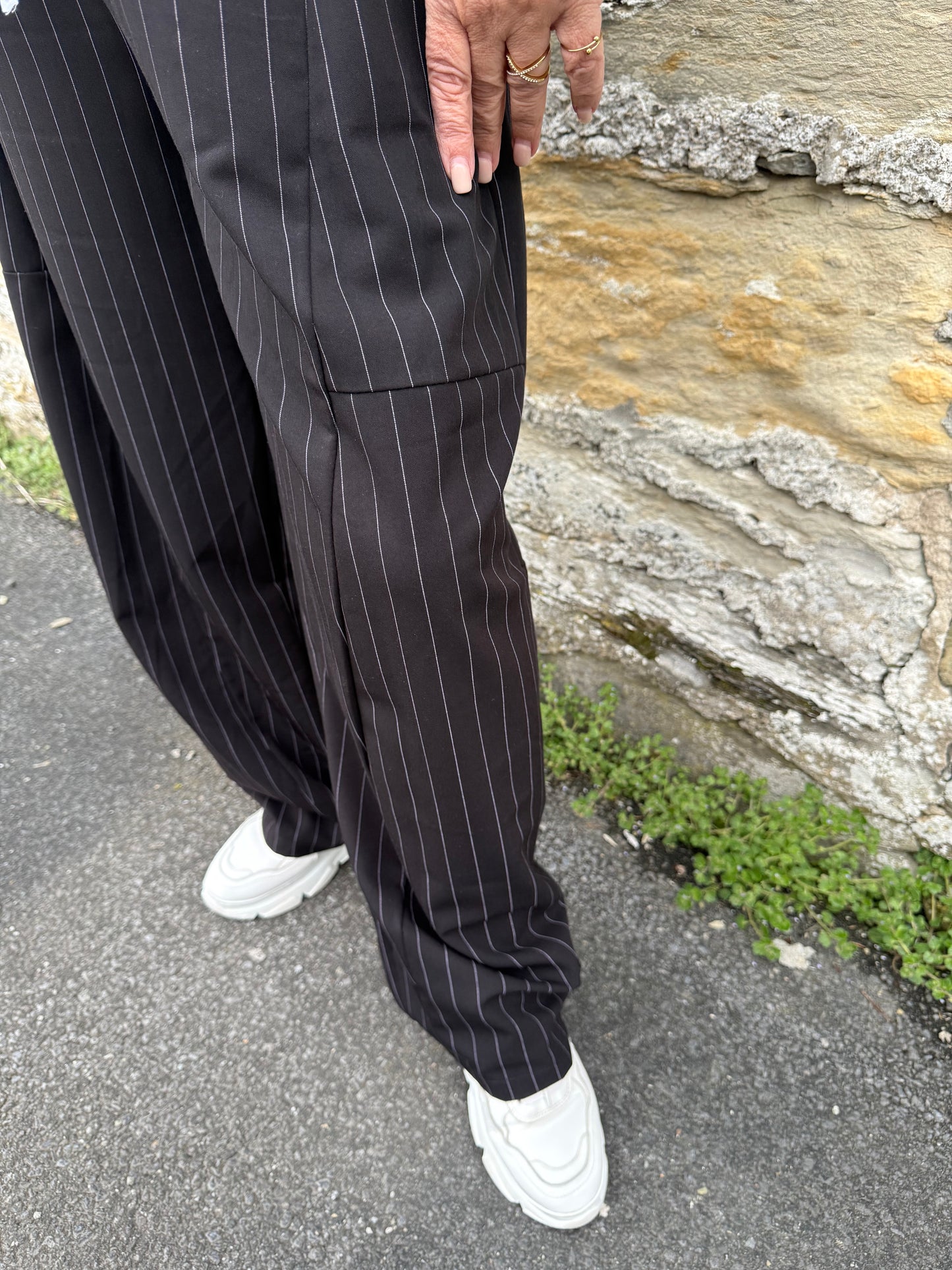 ESVIVID Hose schwarz -weiß Nadelstreifen