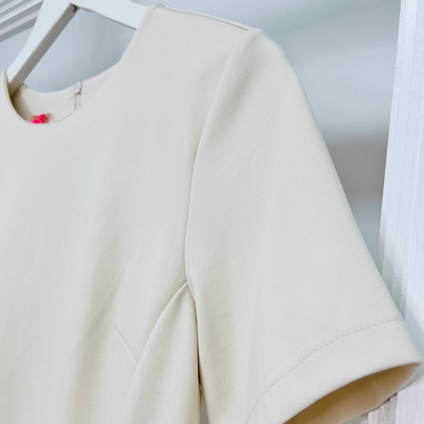 Kleid in beige mit Taschen Enya von Esvivid