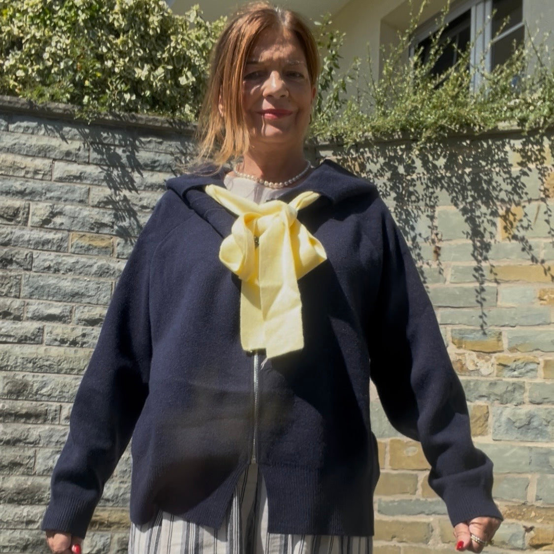 Strickjacke mit Kapuze und Kontrast Strickband gelb Hada