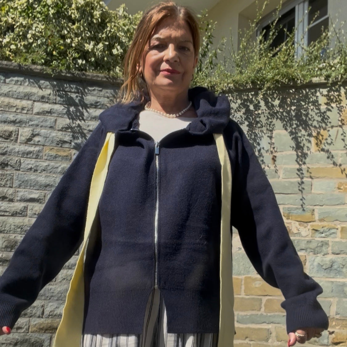 Strickjacke mit Kapuze und Kontrast Strickband gelb Hada