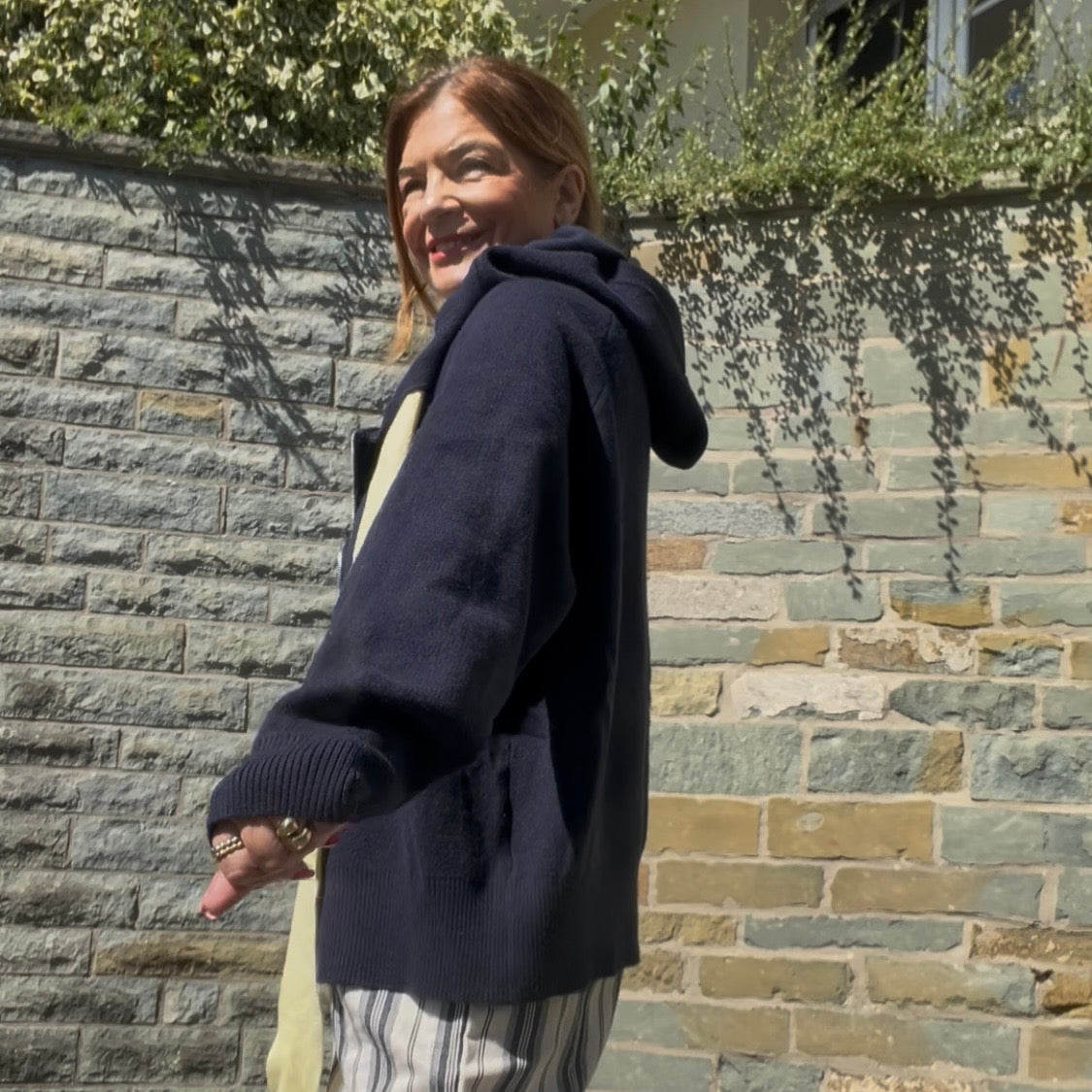 Strickjacke mit Kapuze und Kontrast Strickband gelb Hada