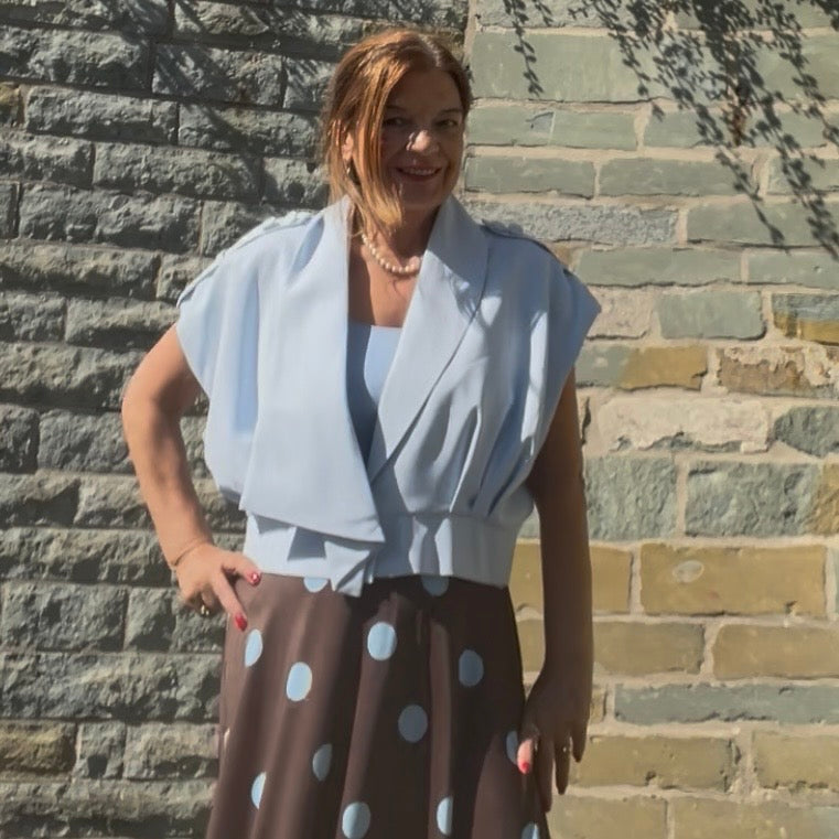 Hellblaue Kurzjacke mit raffinierten Schulterdetails Helia