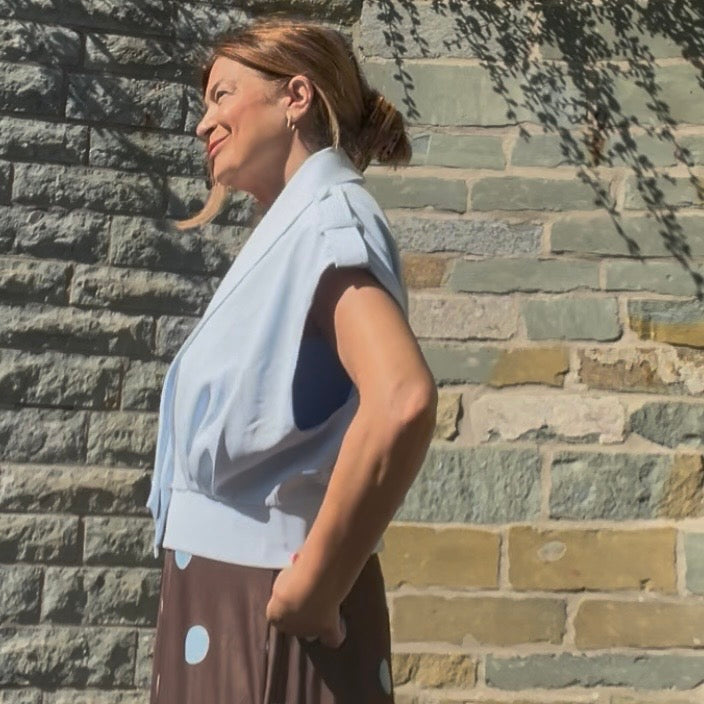 Hellblaue Kurzjacke mit raffinierten Schulterdetails Helia