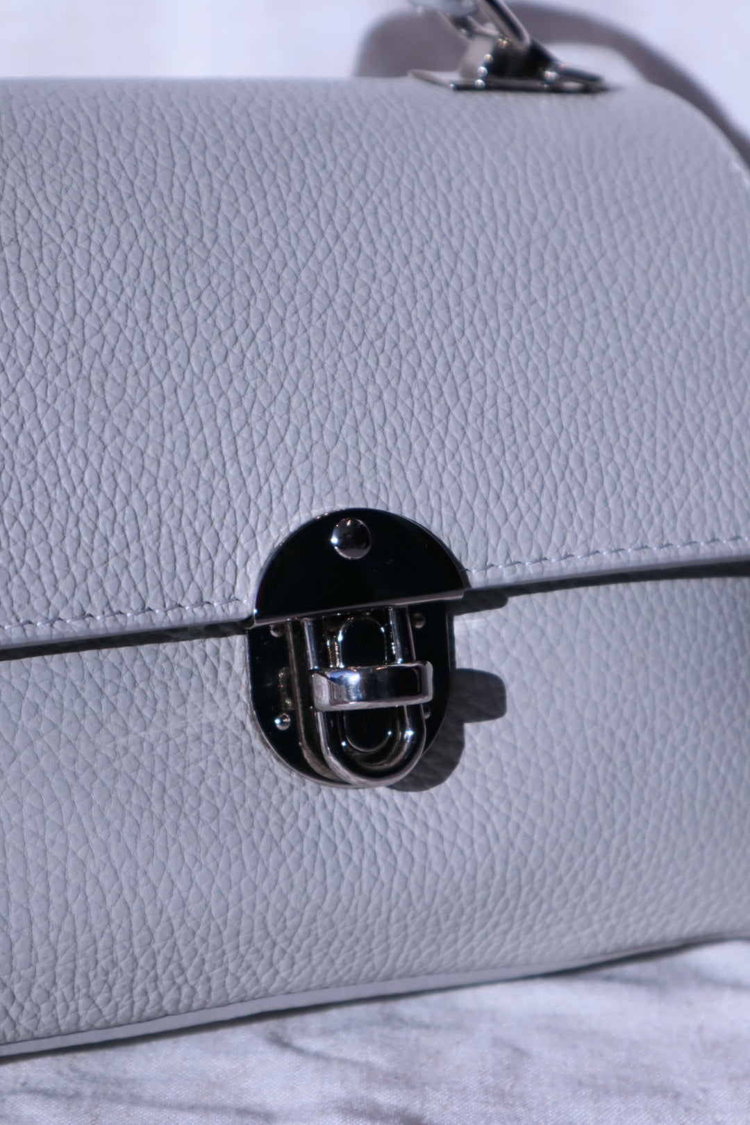 Kleine Koffertasche Taubengrau