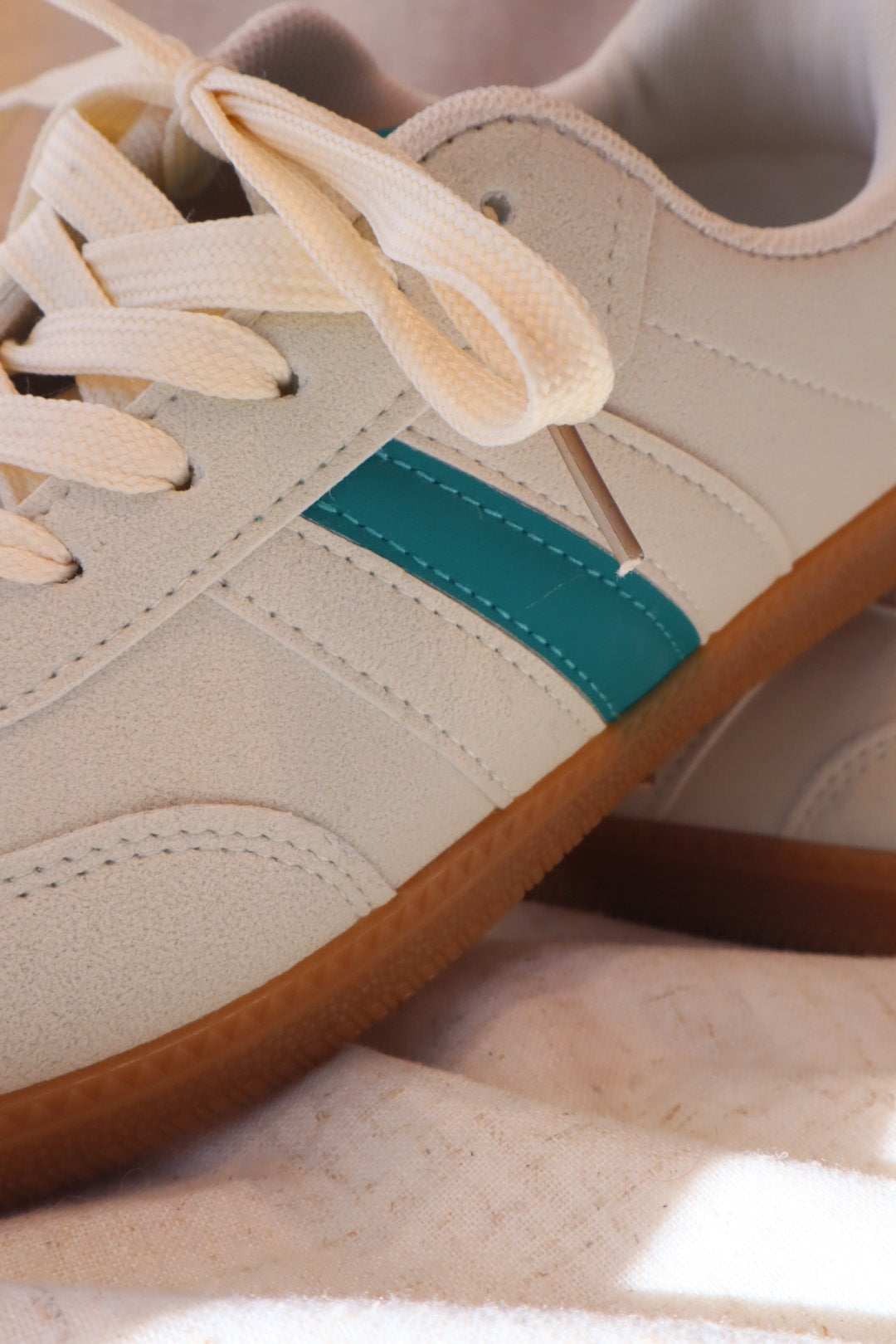 Stylischer Sneaker in Beige und Grün