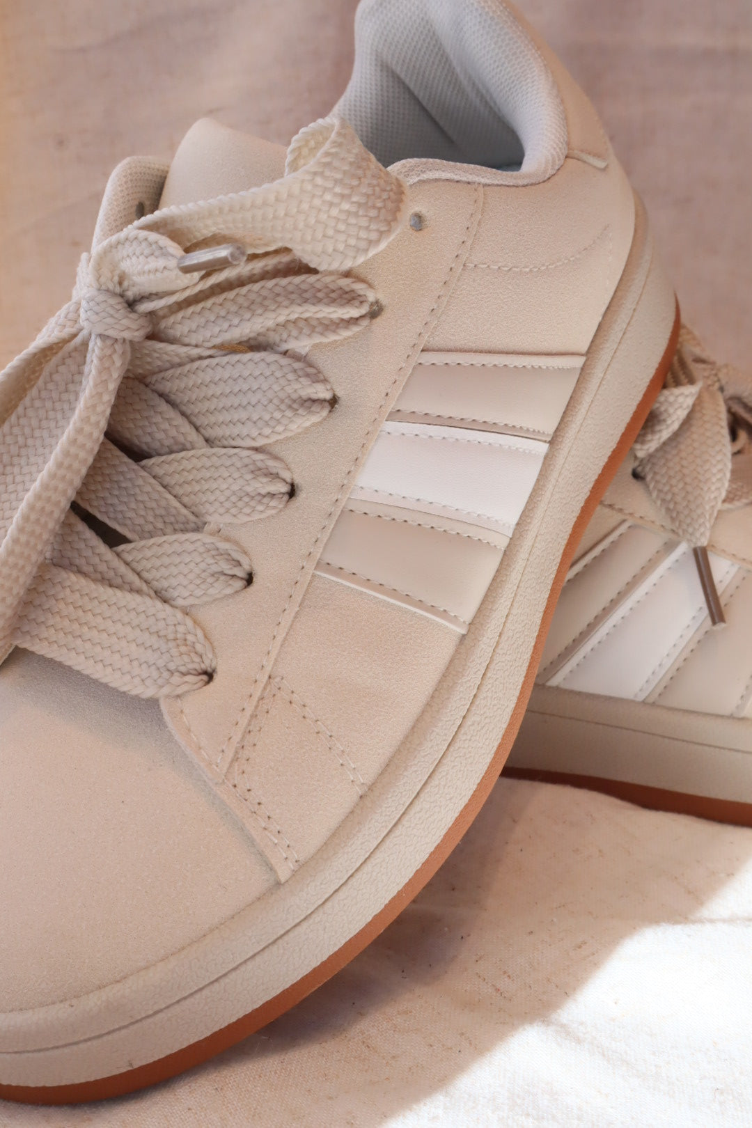 Stylischer Frühlingssneaker in Beige