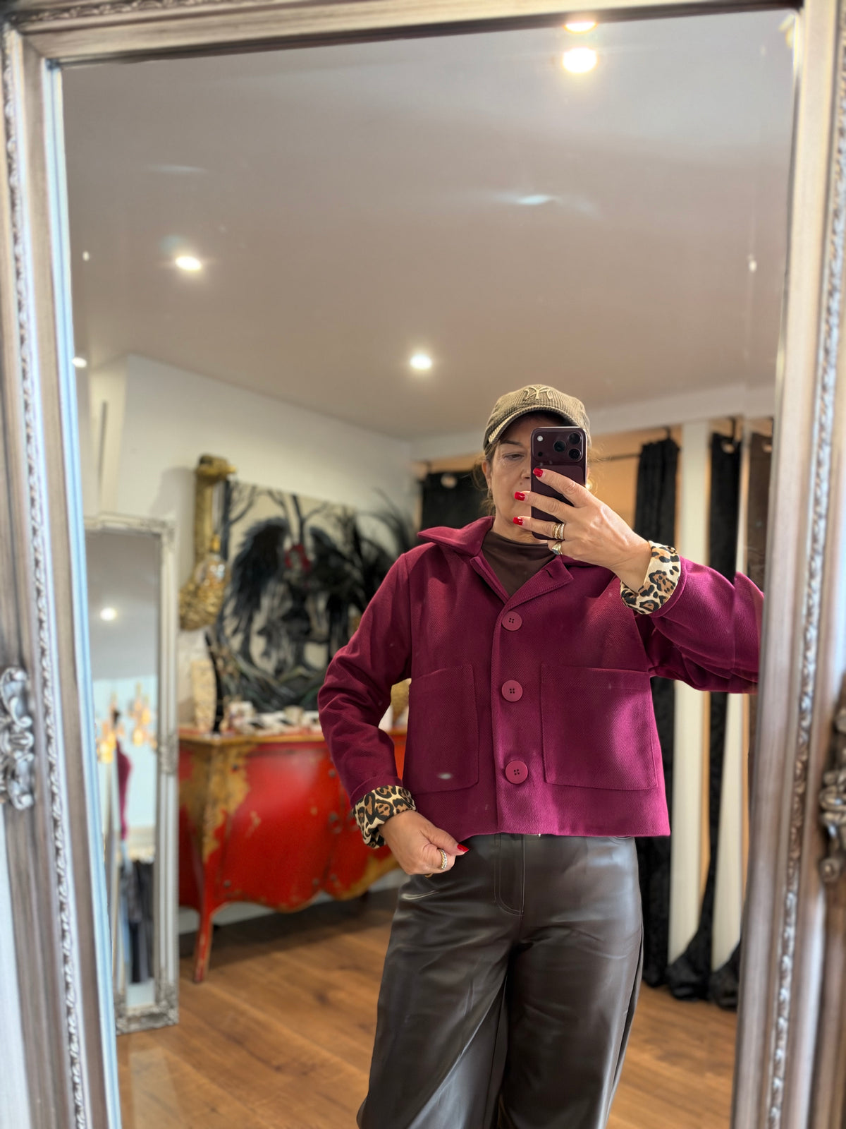 Kurzjacke in Bordeaux mit Leo-Details Jelina