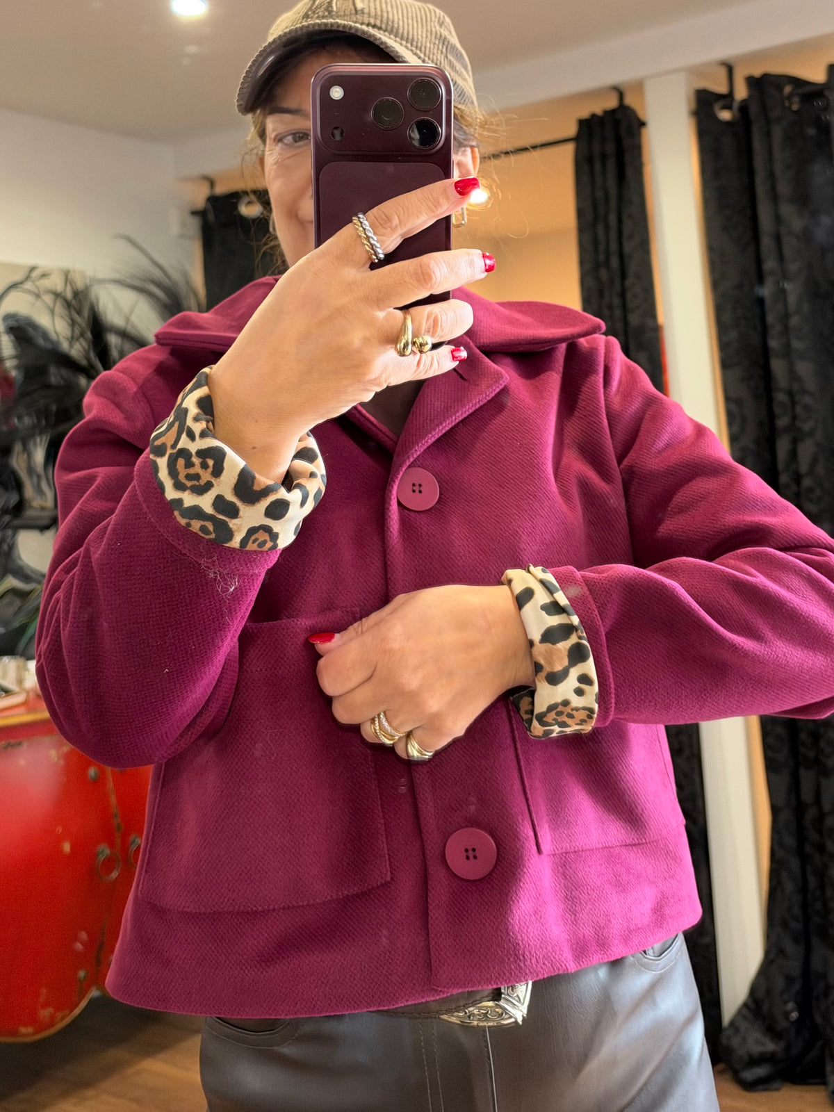 Kurzjacke in Bordeaux mit Leo-Details Jelina