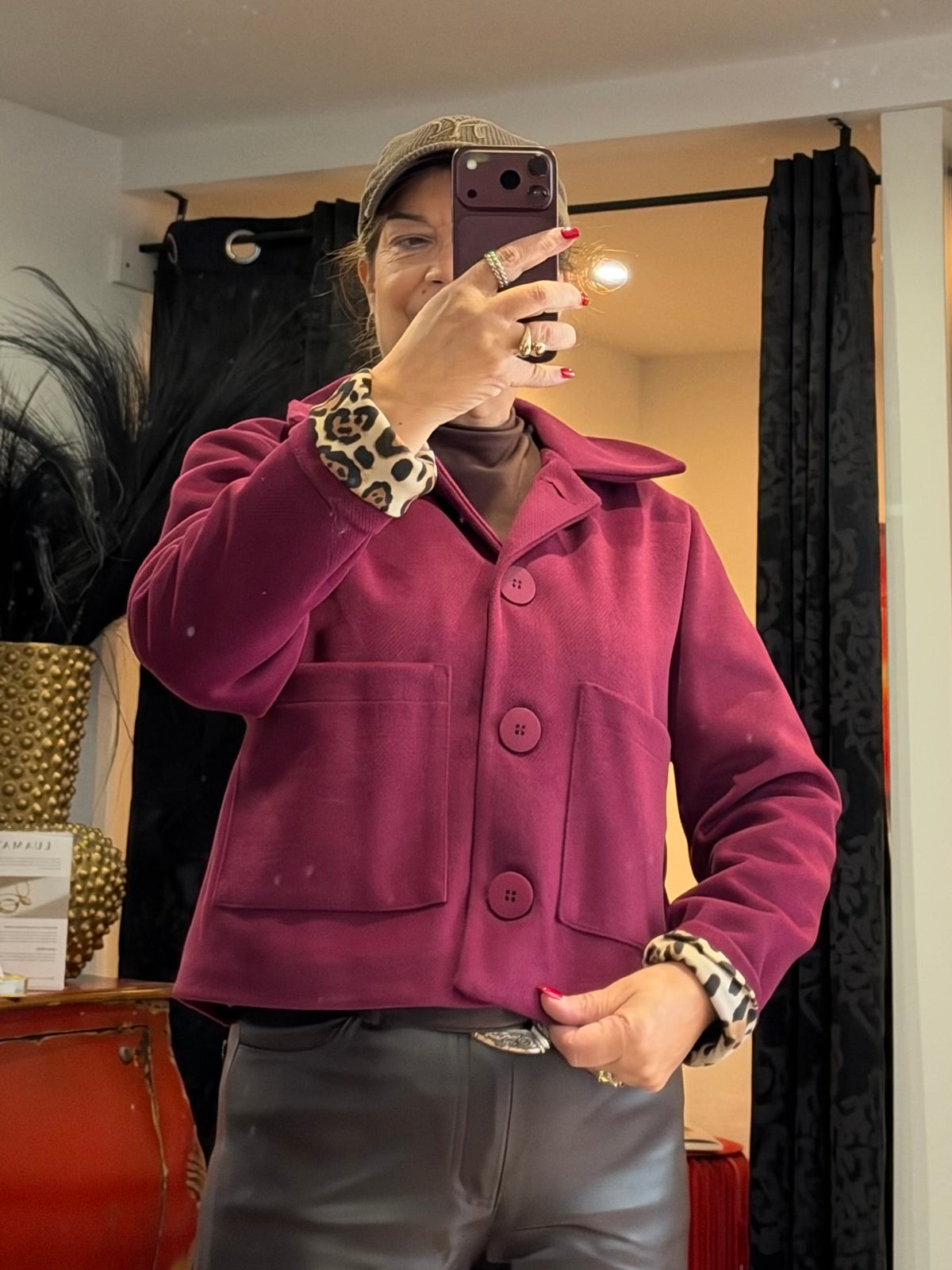 Kurzjacke in Bordeaux mit Leo-Details Jelina