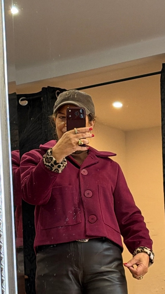 Kurzjacke in Bordeaux mit Leo-Details Jelina