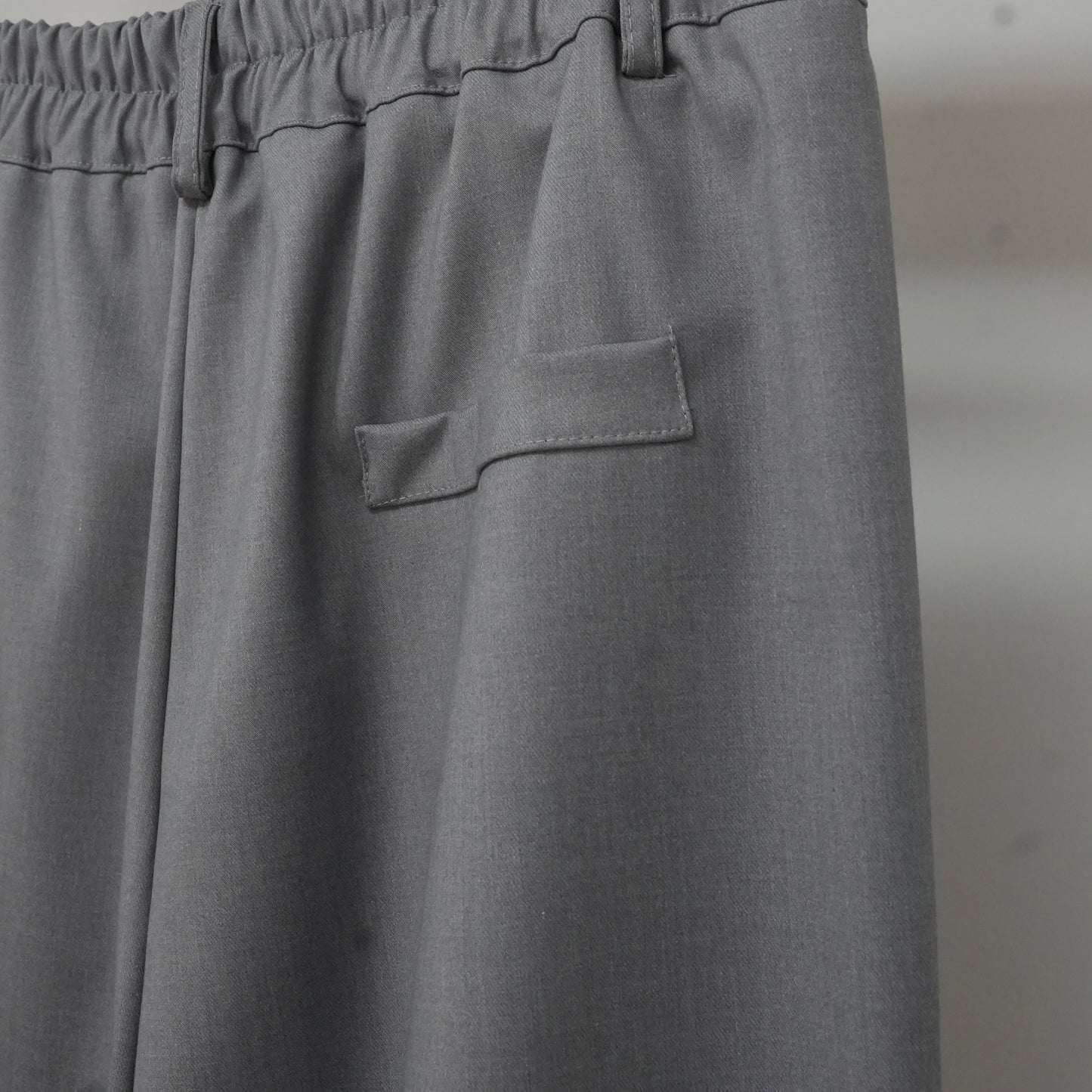 Moderne Stoffhose mit Bundfalte - Dunia