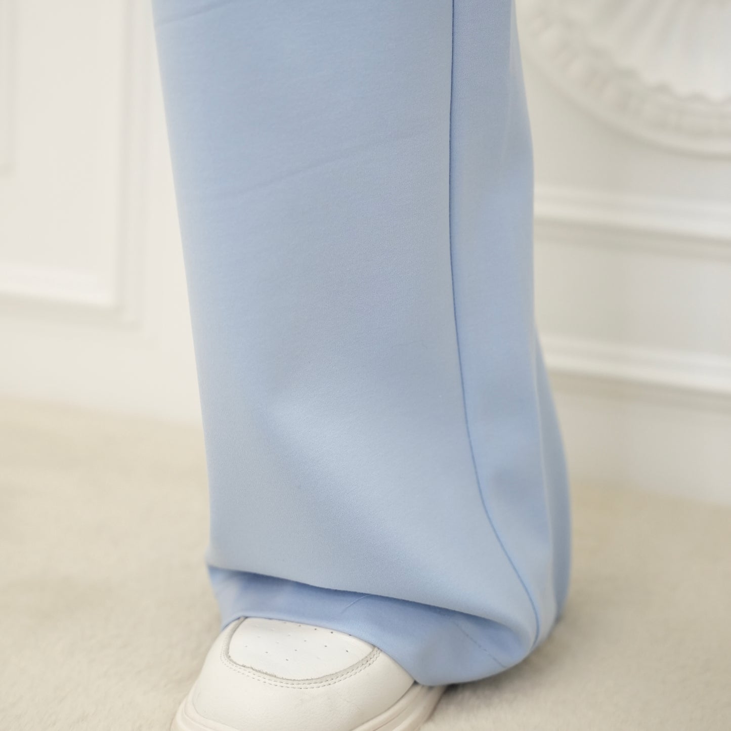 Das fließende Material der Hose Dina von Esvivid mit hoher -taille und geradem Beinverlauf sorgt für eine schmeichelhafte Passform und hoen tragekomfort.