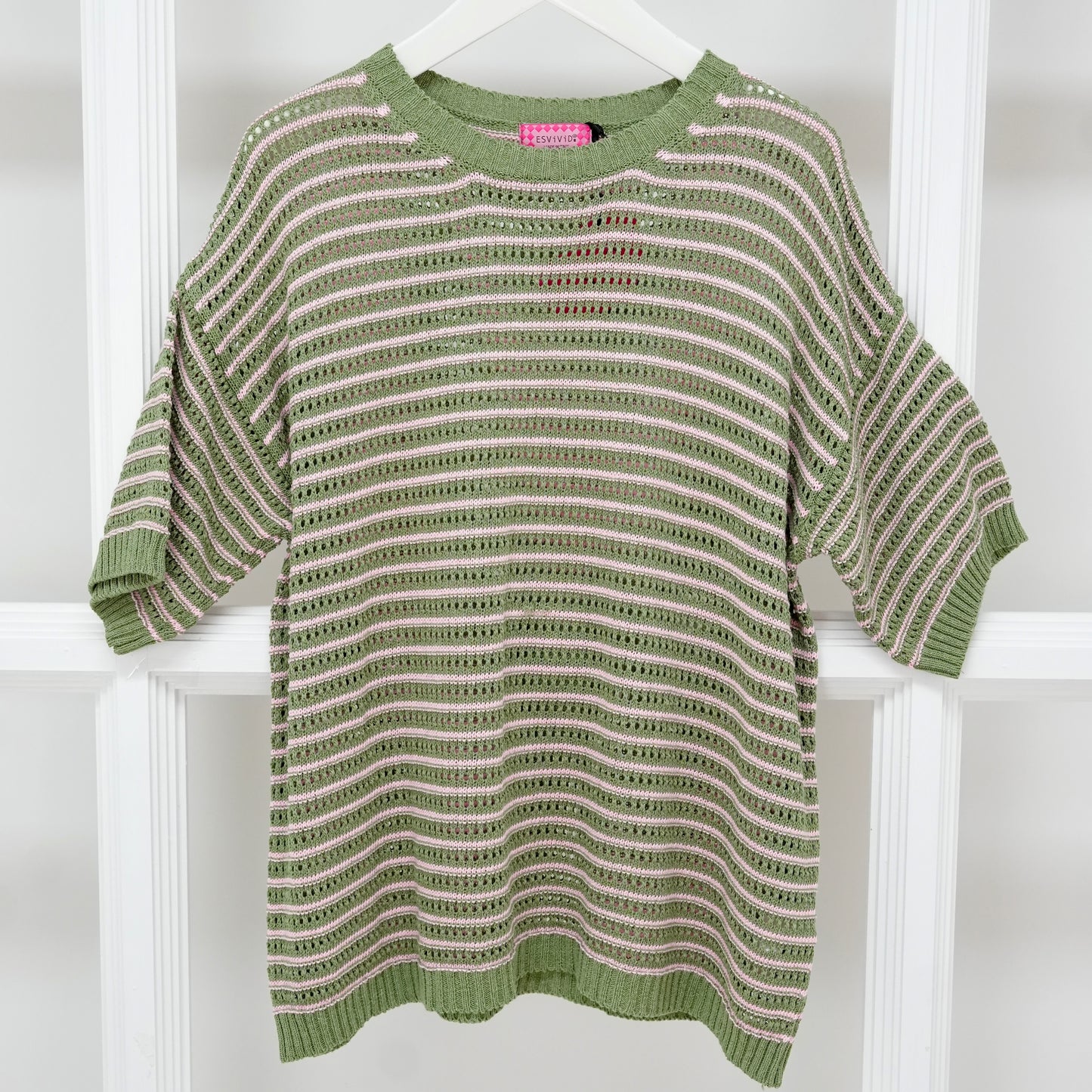 Leichter kurzärmeliger Strickpullover Danya von Esvivid in grün mit feinem Streifenmuster in rosa sorgt für einen frischen Look. Einheitsgröße passend bis ca. Größe 44