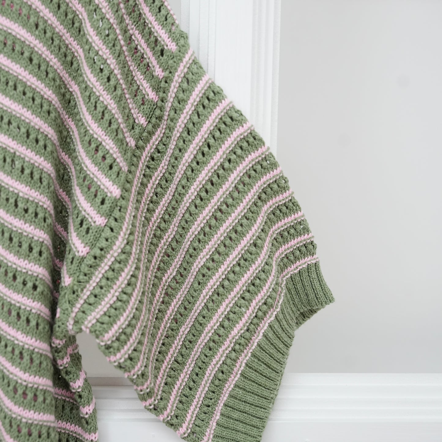 Leichter kurzärmeliger Strickpullover Danya von Esvivid in grün mit feinem Streifenmuster in rosa sorgt für einen frischen Look. Einheitsgröße passend bis ca. Größe 44