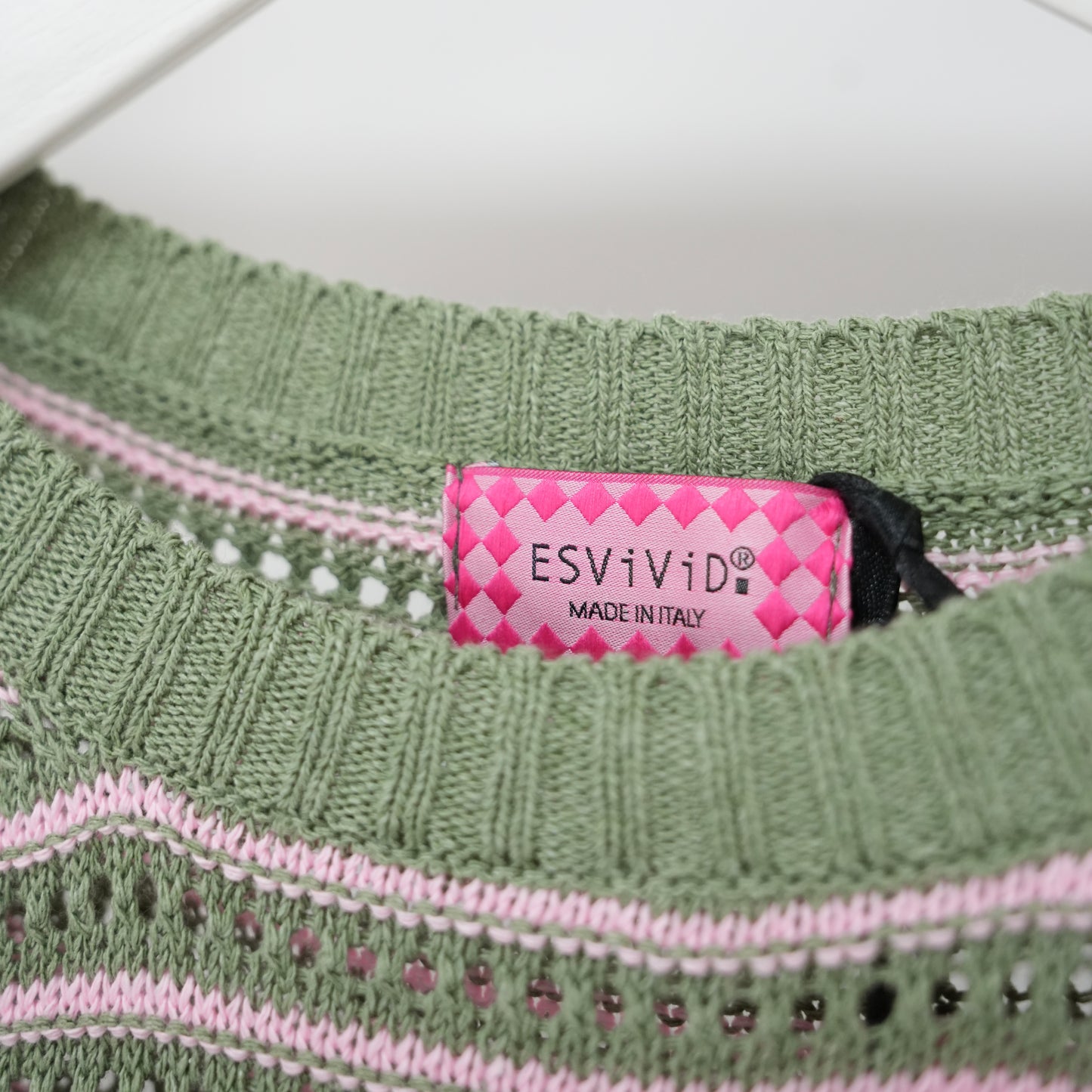 Leichter kurzärmeliger Strickpullover Danya von Esvivid in grün mit feinem Streifenmuster in rosa sorgt für einen frischen Look. Einheitsgröße passend bis ca. Größe 44