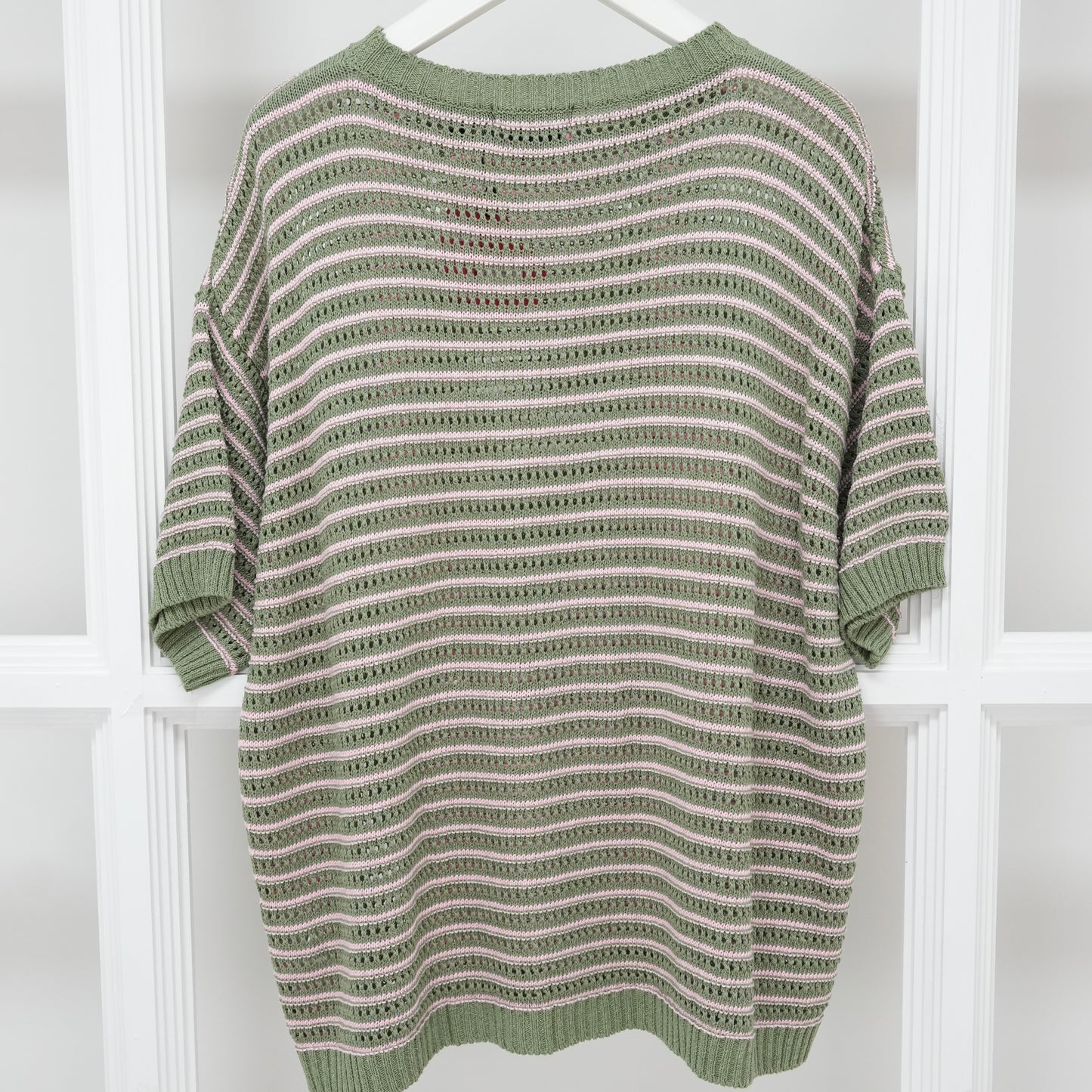Leichter kurzärmeliger Strickpullover Danya von Esvivid in grün mit feinem Streifenmuster in rosa sorgt für einen frischen Look. Einheitsgröße passend bis ca. Größe 44