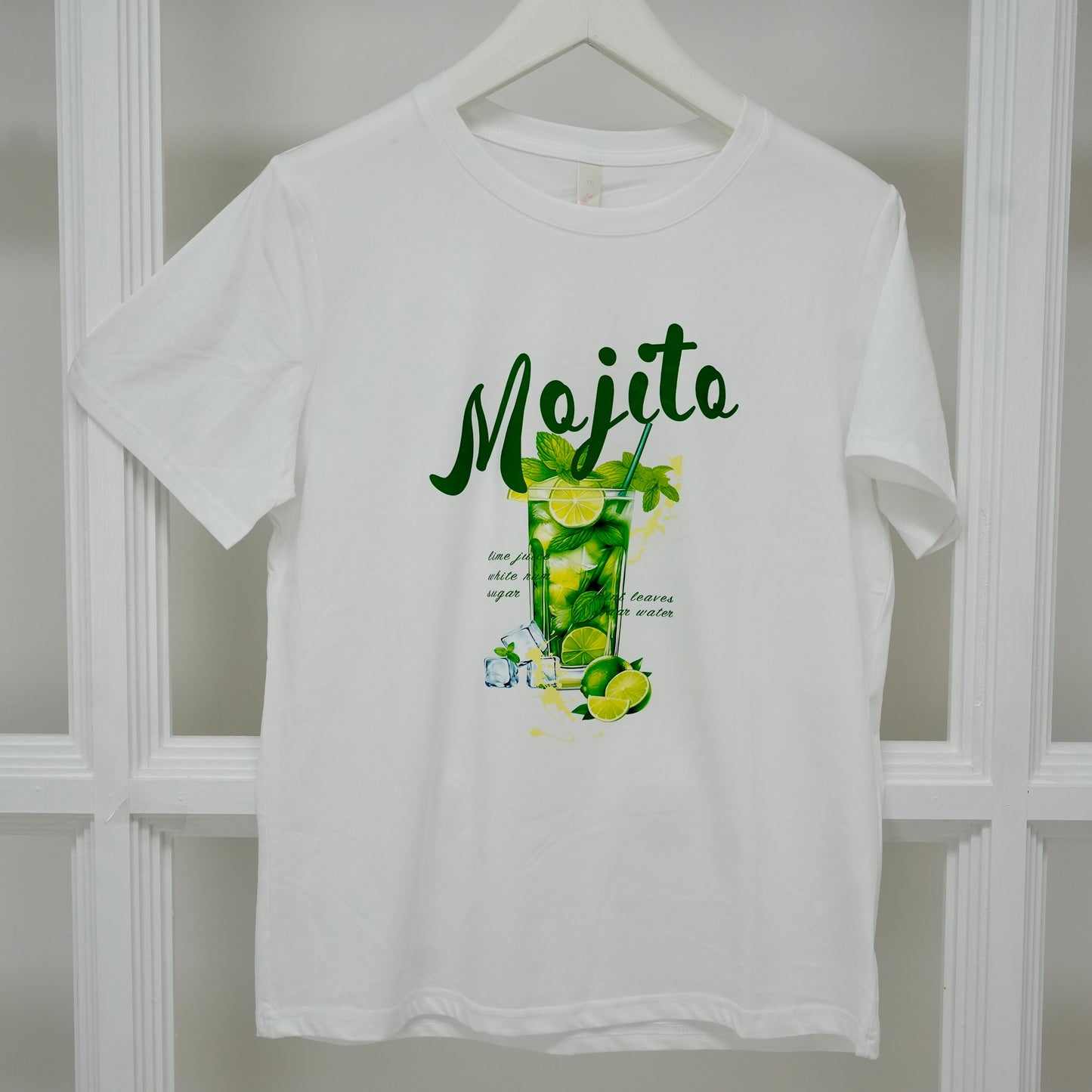 Weißes t-Shirt Deena mit rundem Ausschnitt und bequemen Schnitt. Der frische Mojito-Print mit Limetten und Minze sorgt für einen modernen, sommerlichen Look. One-Size - tragbar von ca. 36 - 42