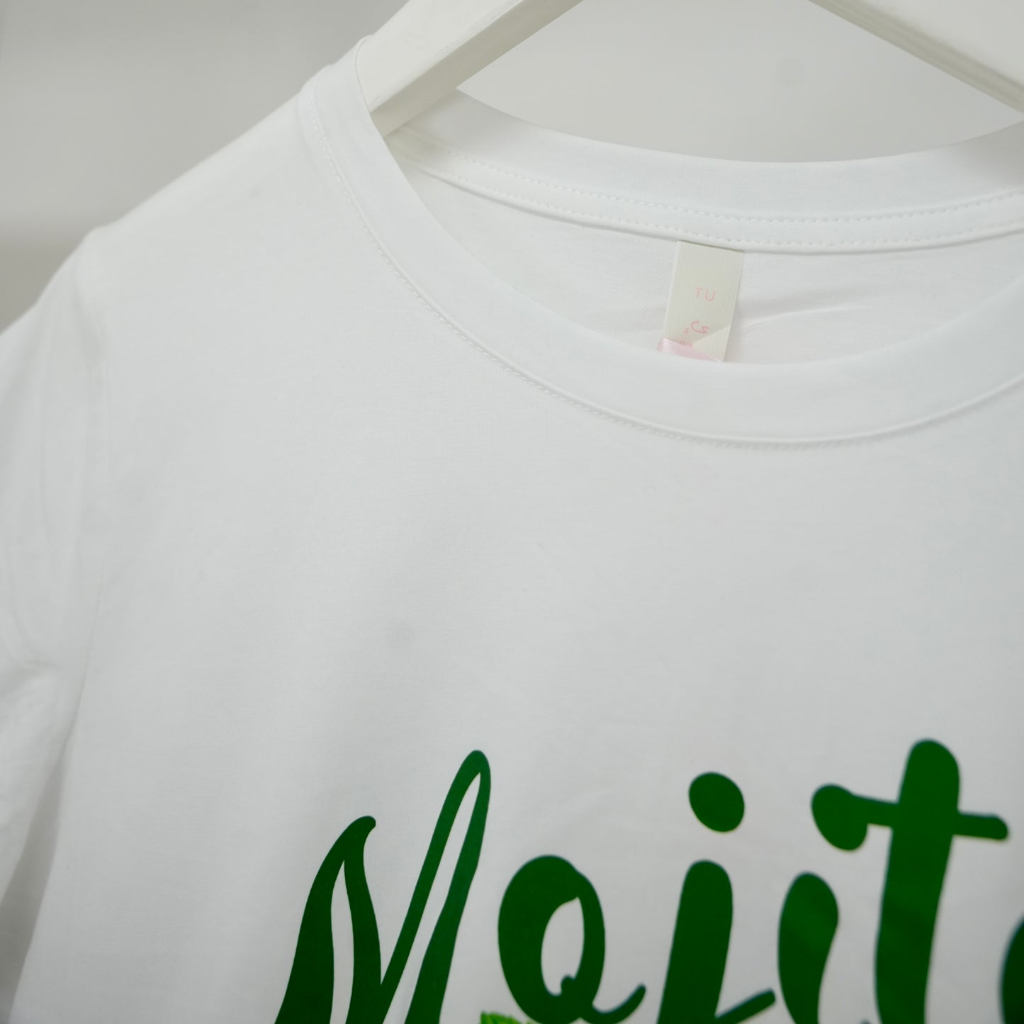 Weißes t-Shirt Deena mit rundem Ausschnitt und bequemen Schnitt. Der frische Mojito-Print mit Limetten und Minze sorgt für einen modernen, sommerlichen Look. One-Size - tragbar von ca. 36 - 42