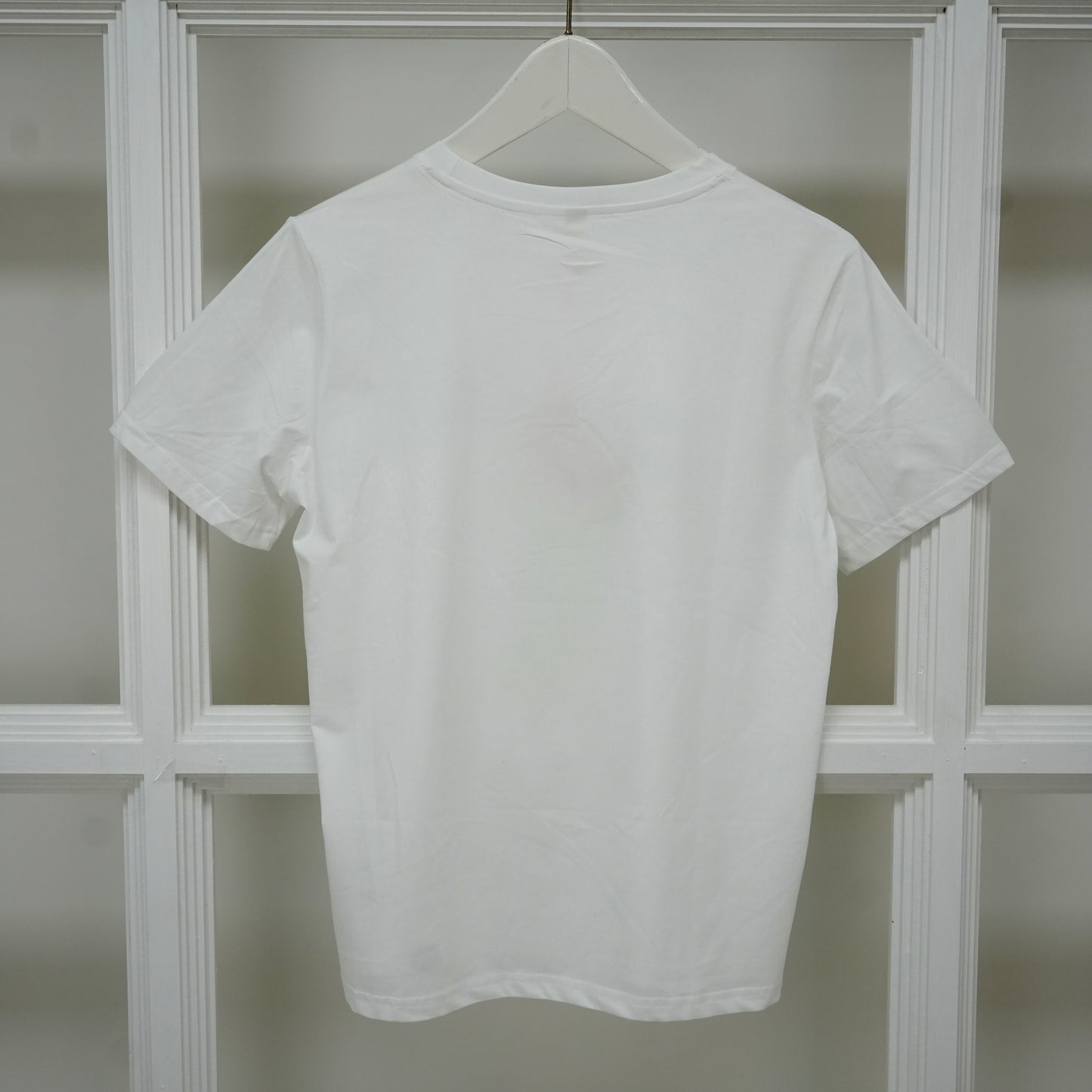 Weißes t-Shirt Deena mit rundem Ausschnitt und bequemen Schnitt. Der frische Mojito-Print mit Limetten und Minze sorgt für einen modernen, sommerlichen Look. One-Size - tragbar von ca. 36 - 42