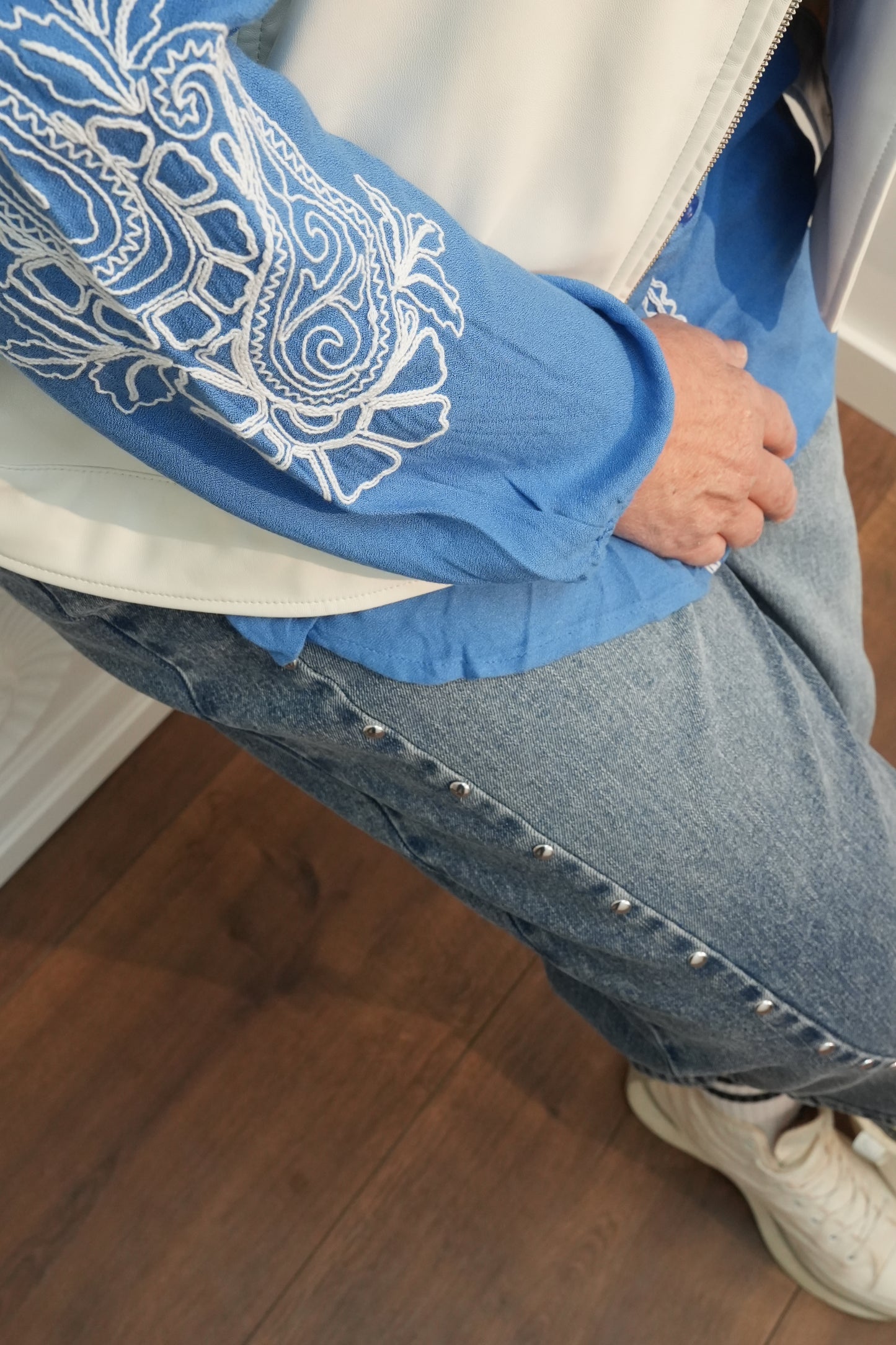 Bluse Elegance Blue mit Stickdetails Diana