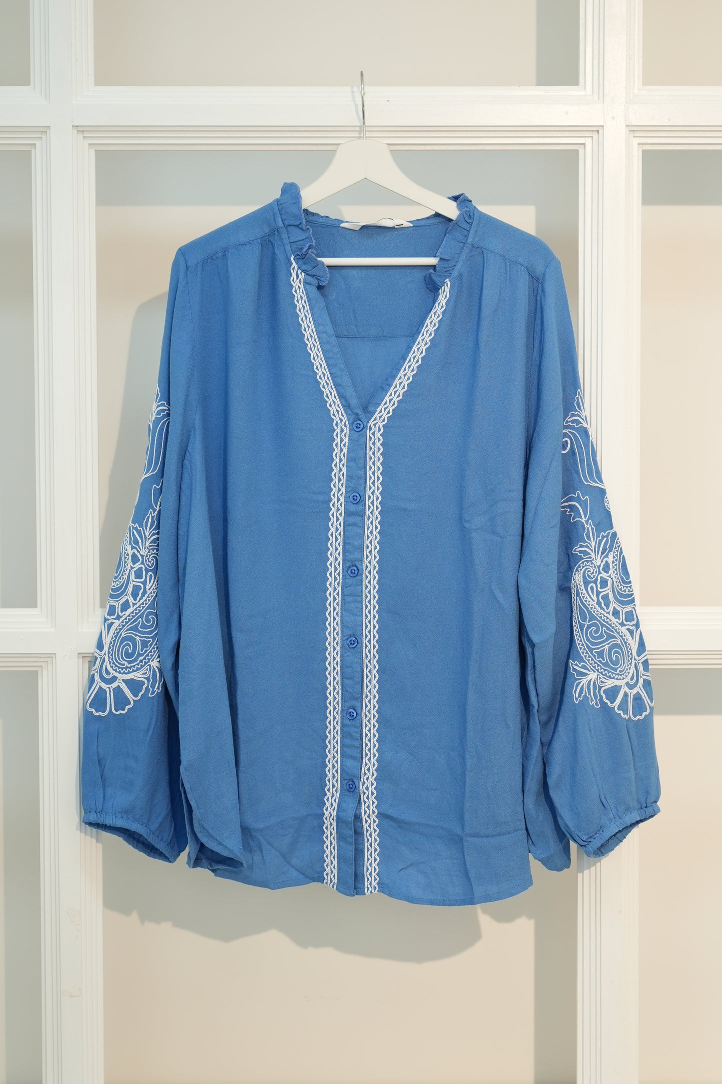 Bluse Elegance Blue mit Stickdetails Diana