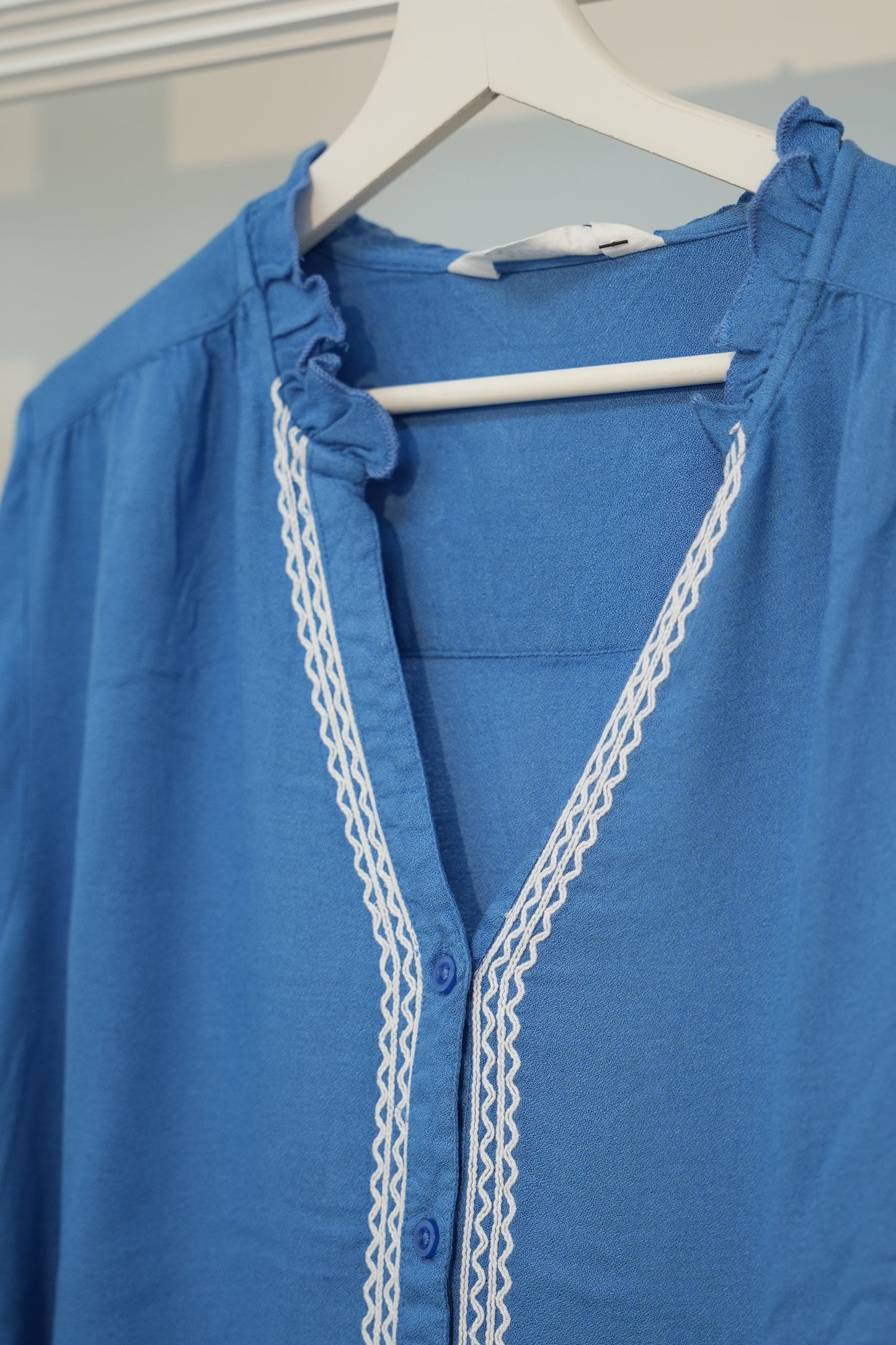 Bluse Elegance Blue mit Stickdetails Diana